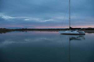 port sûr au coucher du soleil photo