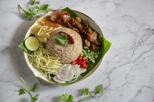 riz mélangé avec de la pâte de crevettes - cuisine traditionnelle thaïlandaise photo
