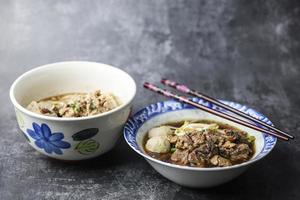 Les nouilles thaïlandaises sont la soupe de nouilles la plus célèbre de Thaïlande, la soupe de nouilles thaïlandaise ou guay tiew reua, les nouilles de riz épaississent la soupe avec du porc cuit et des boulettes de porc, du porc braisé et du porc au foie, photo