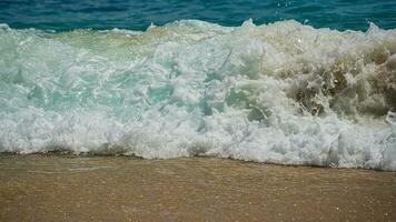 petit vagues création mousse sur le plage avec blanc sable, chaud journée et calme mer, mahe les Seychelles photo