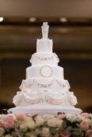 beau gâteau de mariage avec arrière-plan flou photo