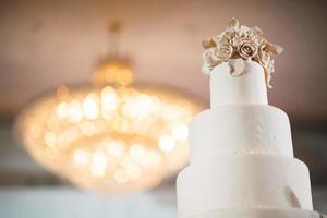 beau gâteau de mariage avec arrière-plan flou photo