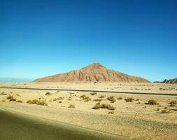 volcan dans le désert et une route photo