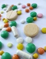 empiler de coloré pilules, médicament Contexte photo