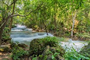 cascade de huai mae khamin à kanchanaburi, thaïlande, belle cascade