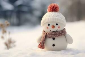 une mignonne souriant bonhomme de neige sur le neige. ai généré. photo