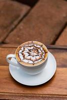 café d'art latte chaud sur table en bois, temps de détente photo
