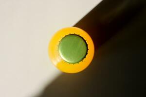 limonade bouteille et une ombre sur table vue de au-dessus de. fermer plat allonger la photographie pour bannière, promotion, la teinture, affiche. Frais et juteux non alcoolique été boire. photo