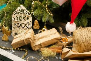 Noël cadeaux sur une table photo