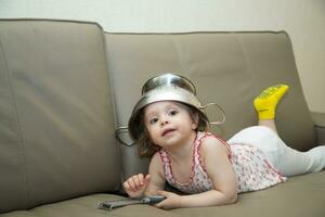 peu fille ayant amusement à l'intérieur photo