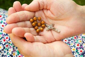 mains avec chapelet perles photo