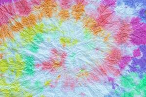 une attacher colorant en tissu avec une arc en ciel conception photo