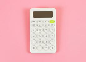 plat allonger de blanc calculatrice sur rose Contexte avec copie espace. photo