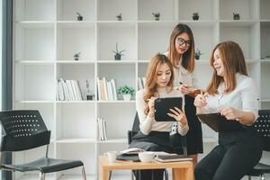 souriant diverse des employés collègues avoir amusement rire coopérer idée de génie sur ordinateur à Bureau équipe réunion. content Multi-éthnique hommes d'affaires travail ensemble sur portable discuter affaires des idées dans grouper. photo