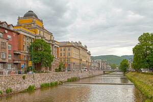 Université de Sarajevo aux côtés de de le miljacka rivière photo