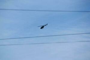 une petit hélicoptère est en volant plus de luton ville de Angleterre Royaume-Uni, juin 23, 2023 photo