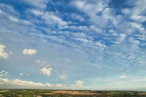 haute angle drone caméra panoramique vue de spectaculaire des nuages et ciel plus de le luton ville de Angleterre Royaume-Uni, photo