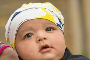 proche en haut coup de mignonne asiatique pakistanais 4 mois vieux bébé garçon, qui est profiter à Accueil jardin à luton ville de Angleterre Royaume-Uni. image a été capturé sur juillet 23, 2023 photo