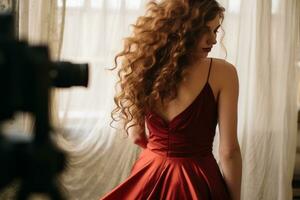 une femme dans une longue rouge robe photo