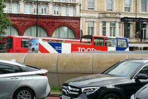 faible angle vue de occupé central Londres ville et route avec circulation pendant pluie et nuageux journée plus de Angleterre génial Bretagne de Royaume-Uni. image a été capturé sur août 2ème, 2023 photo