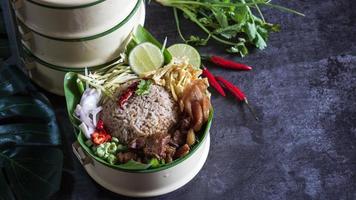 riz mélangé avec de la pâte de crevettes - cuisine traditionnelle thaïlandaise photo