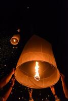 festival des lanternes célestes ou festival yi peng à chiang mai, thaïlande photo