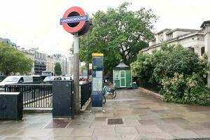 faible angle vue de occupé central Londres ville et route avec circulation pendant pluie et nuageux journée plus de Angleterre génial Bretagne de Royaume-Uni. image a été capturé sur août 2ème, 2023 photo