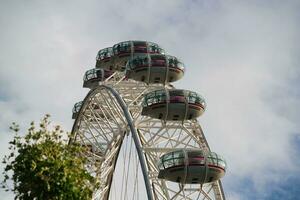 magnifique faible angle vue de Londres œil, de historique gros ben l'horloge la tour rivière Tamise, à Westminster central Londres, Angleterre génial Grande-Bretagne, Royaume-Uni. image capturé pendant nuageux journée de août 2ème, 2023 photo