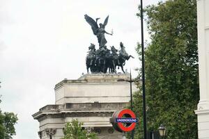 faible angle vue de central Londres de la ville route et bâtiment pendant nuageux journée avec pluie plus de Angleterre uni Royaume, génial grande-bretagne. image a été capturé sur août 2ème, 2023 photo