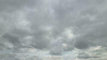 haute angle drone caméra métrage de spectaculaire des nuages et ciel pendant le coucher du soleil plus de le luton ville de Angleterre Royaume-Uni. juillet 31, 2023 photo