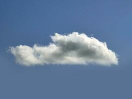 Célibataire blanc nuage plus de bleu ciel Contexte. duveteux cumulus nuage forme photo