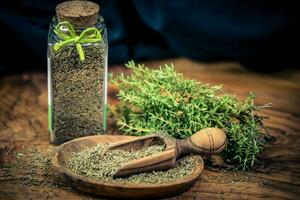 séché et Frais thymus vulgaris délicieux cuisine herbes photo