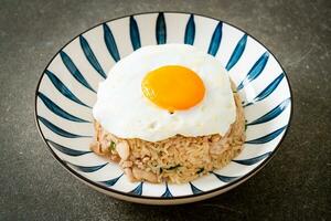 riz sauté au porc et œuf au plat à la japonaise photo