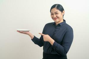 femme asiatique avec une assiette vide à portée de main photo