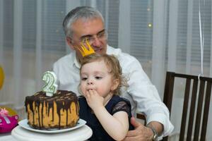 une homme et une enfant photo