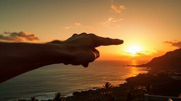 gestes contre une le coucher du soleil toile de fond. silhouette concept photo