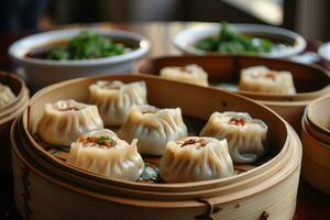 une bambou assiette de Dumplings avec sauce et garnir photo