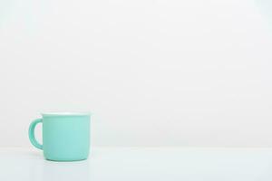 réaliste doux vert tasse isolé sur blanc Contexte photo