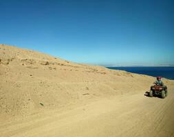 équitation une quad bicyclette dans Egypte photo