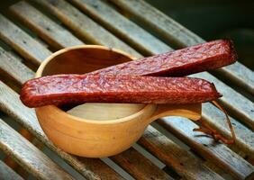 savoureux saucisses sur une en bois tasse Contexte photo