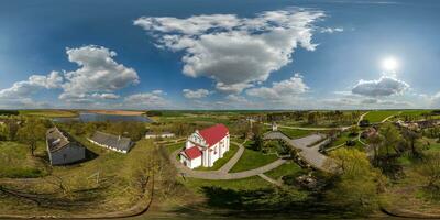 plein hdri 360 panorama aérien vue sur rouge brique néo gothique ou baroque catholique église dans campagne ou village dans équirectangulaire projection avec zénith et nadir. vr ar contenu photo