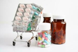 drogue capsule pilule de drogue ordonnance dans pharmacie, pharmacie pour traitement santé médicament. photo