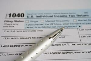formulaire fiscal 1040 nous déclaration de revenus des particuliers, concept de financement d'entreprise. photo