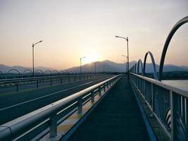 coucher de soleil sur l'autoroute vide près de la ville de yangyang, corée du sud photo