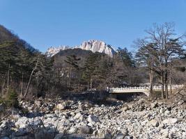 Lit sec d'une rivière de montagne dans le parc national de Seoraksan, Corée du Sud photo