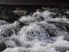 rivière de montagne. eau sur les rapides de la rivière, gros plan. photo