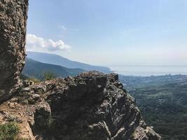 haute falaise sous la forêt de crimée photo