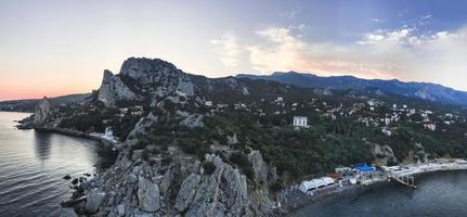 panorama. beau rocher près de la mer noire. Crimée photo