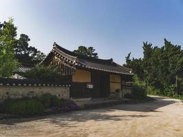 belle maison asiatique dans le village traditionnel, corée du sud photo