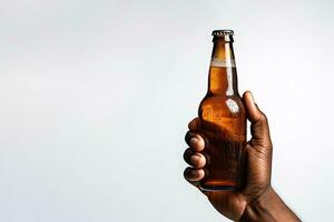 une Masculin main en portant en haut une bouteille de Bière isolé sur une blanc Contexte avec copie espace. ai généré photo
